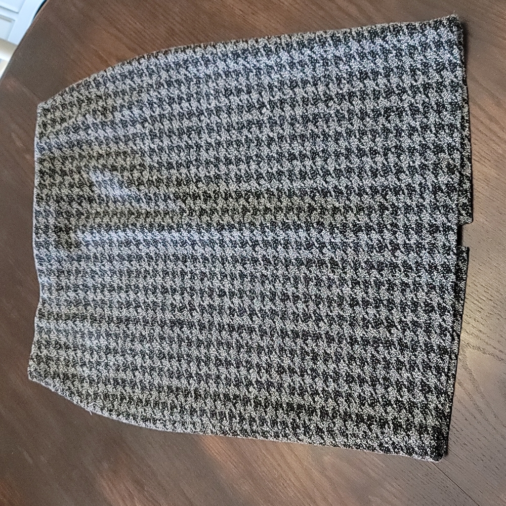 Gently used NY & Co. Skirt.